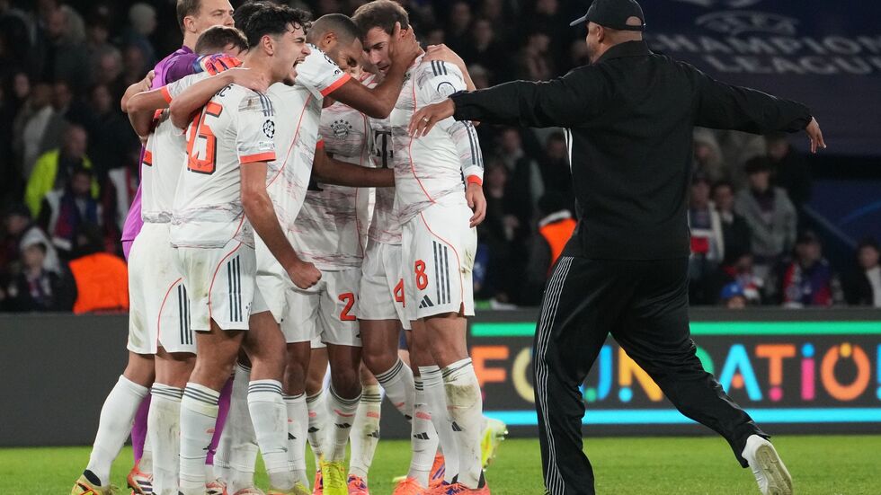 Vincent Kompany (r) stürmt auf den Rasen, um nach dem großen Sieg mit seinen Spielern im Kreis zu jubeln. Vincent Kompany (r) stürmt auf den Rasen, um nach dem großen Sieg mit seinen Spielern im Kreis zu jubeln.