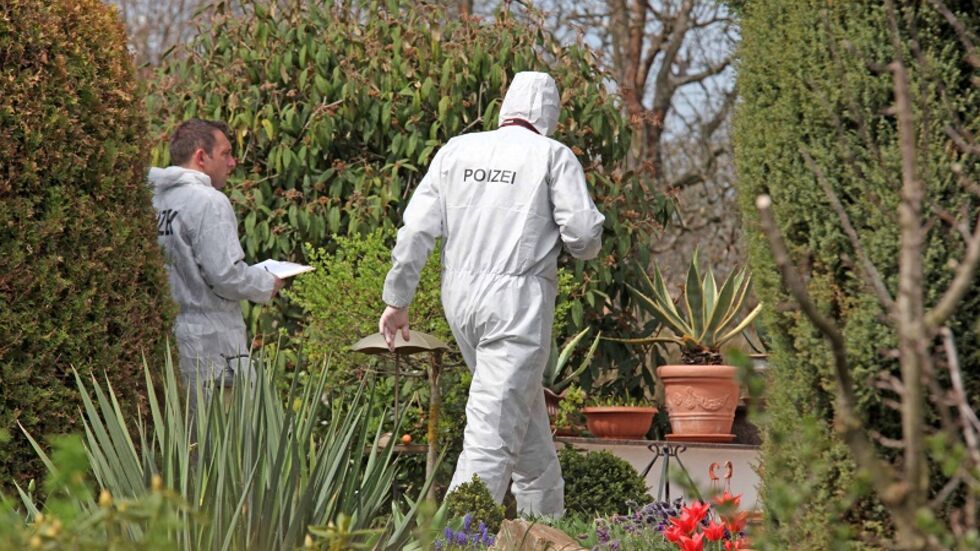 Ermittler suchen nach Spuren des Verbre­chens. (c) privat Ermittler suchen nach Spuren des Verbrechens. (c) privat