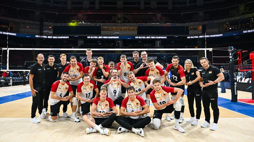 Schickten Grüße in die Heimat: die deutschen Volleyballer. Schickten Grüße in die Heimat: die deutschen Volleyballer.
