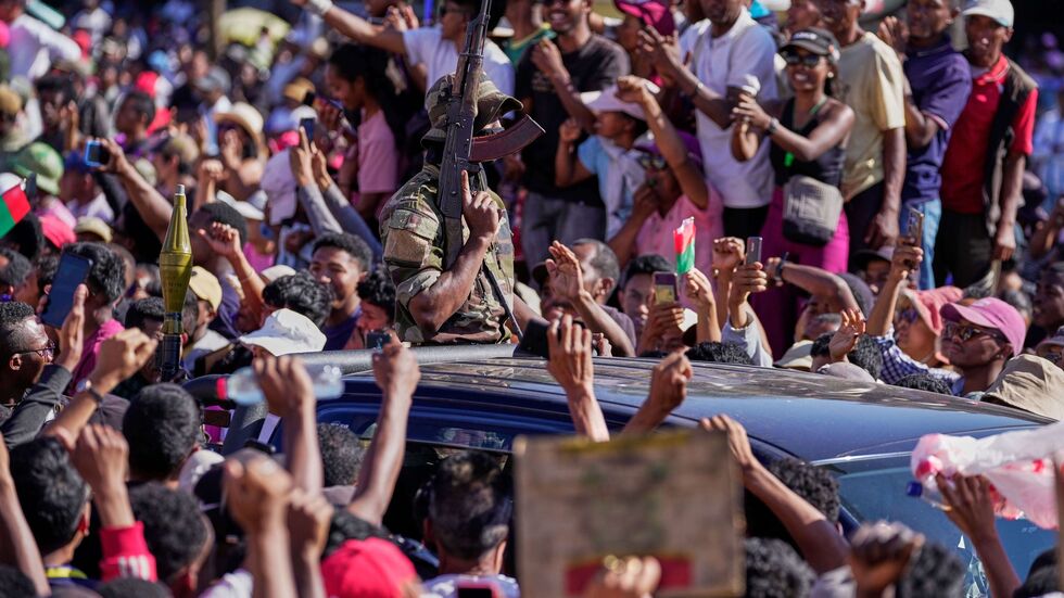 Demonstranten bejubeln Angehörige des Militärs auf Madagaskar, als diese den Sturz des Präsidenten ankündigen. Demonstranten bejubeln Angehörige des Militärs auf Madagaskar, als diese den Sturz des Präsidenten ankündigen.