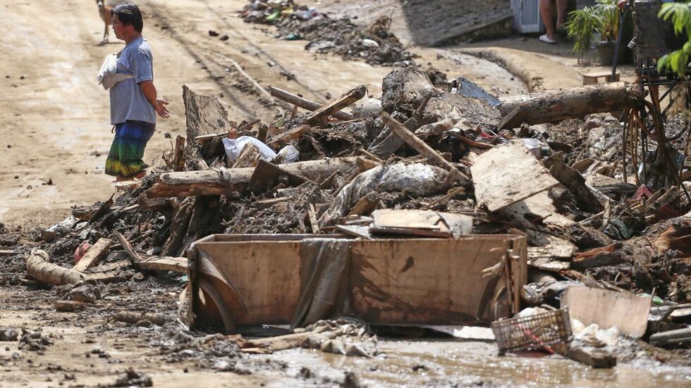 Trümmer entlang einer Straße auf den Philippinen.