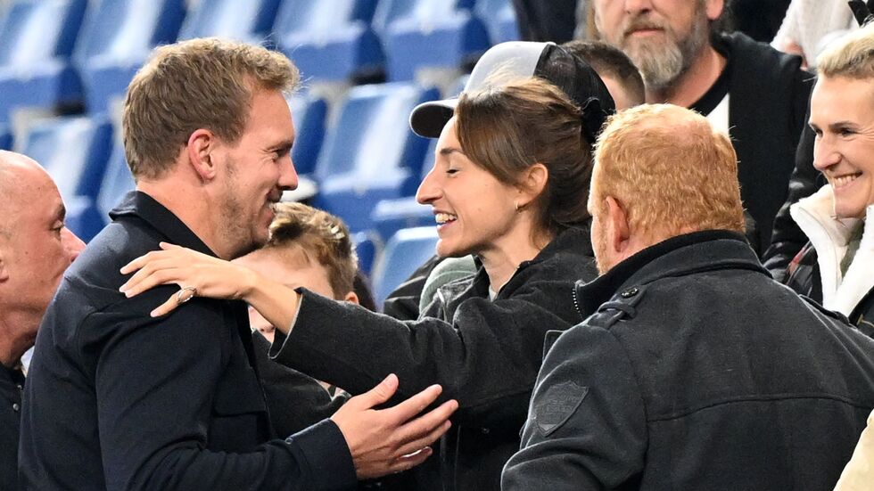 Julian Nagelsmann umarmt seine Lebensgefährtin nach dem Sieg gegen Luxemburg.  Julian Nagelsmann umarmt seine Lebensgefährtin nach dem Sieg gegen Luxemburg.