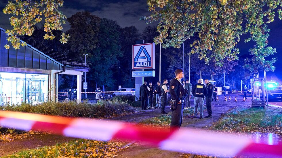 Mindestens eine Person wurde verletzt und in ein Krankenhaus gebracht.  Mindestens eine Person wurde verletzt und in ein Krankenhaus gebracht.