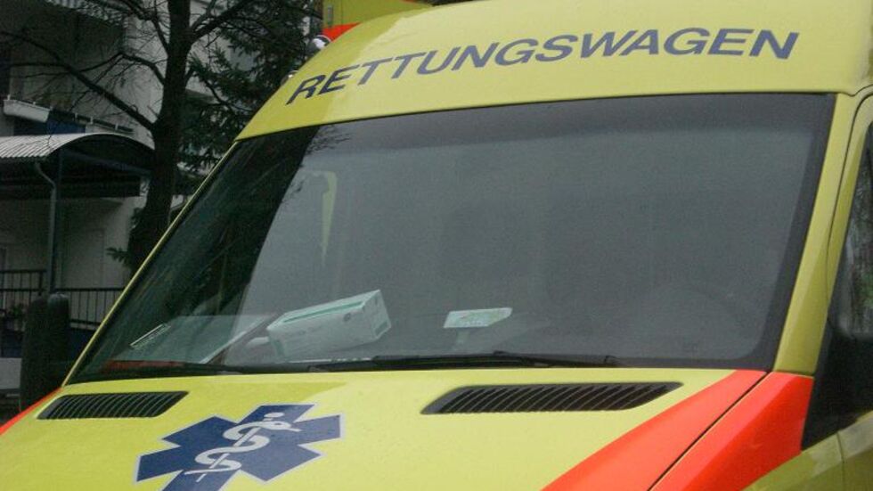 Im Harten­steiner Ortsteil Zscho­cken ist am Samstag­nach­mittag ein Mann durch ein Scheu­nen­dach gestürzt und ums Leben gekommen. (Foto: Redak­tion) Im Hartensteiner Ortsteil Zschocken ist am Samstagnachmittag ein Mann durch ein Scheunendach gestürzt und ums Leben gekommen. (Foto: Redaktion)