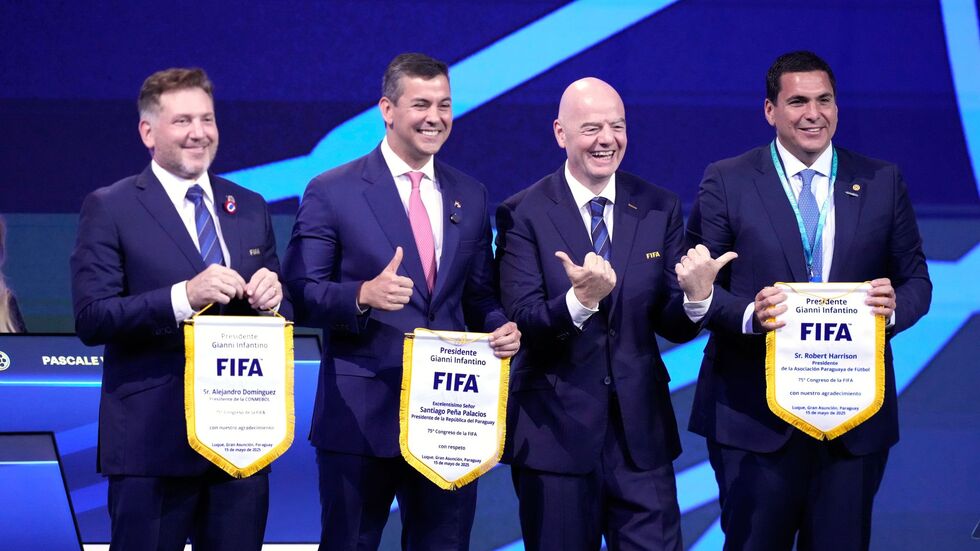 Gianni Infantino (2. von rechts) mit den Verbandsbossen der WM-Gastgeber Südamerikas Gianni Infantino (2. von rechts) mit den Verbandsbossen der WM-Gastgeber Südamerikas