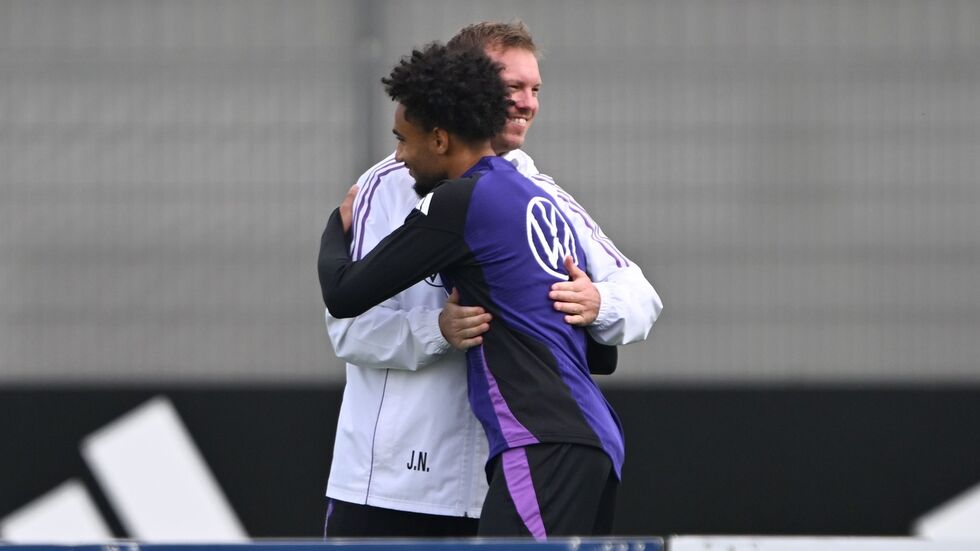 Bundestrainer Julian Nagelsmann begrüßt den nachnominierten Stürmer Kevin Schade auf dem Trainingsplatz.  Bundestrainer Julian Nagelsmann begrüßt den nachnominierten Stürmer Kevin Schade auf dem Trainingsplatz.