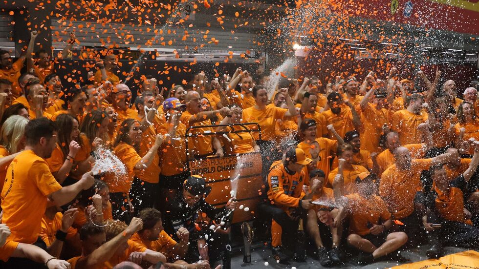 McLaren ist wie im Vorjahr Konstrukteurs-Weltmeister der Formel 1. McLaren ist wie im Vorjahr Konstrukteurs-Weltmeister der Formel 1.