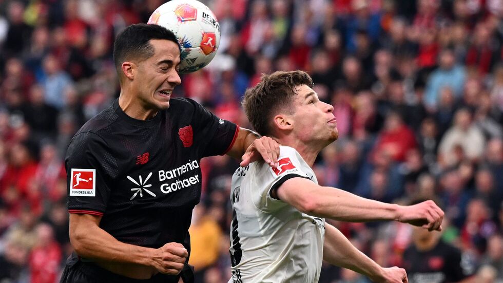 Leverkusens Lucas Vázquez und Gladbachs Lukas Ullrich kämpfen um den Ball. Leverkusens Lucas Vázquez und Gladbachs Lukas Ullrich kämpfen um den Ball.