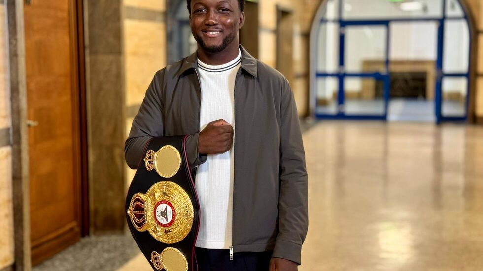 Der Boxprofi Abass Baraou mit dem Interimsweltmeistertitel des Verbands WBA. Der Boxprofi Abass Baraou mit dem Interimsweltmeistertitel des Verbands WBA.
