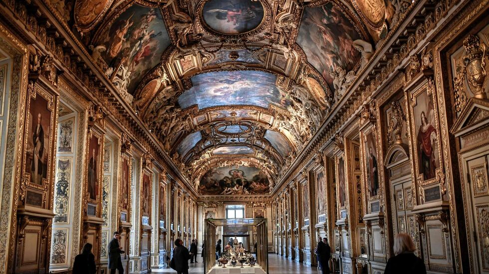 In der prachtvollen Galerie d'Apollon im Louvre wird kostbarer Schmuck ausgestellt. (Archivbild) In der prachtvollen Galerie d'Apollon im Louvre wird kostbarer Schmuck ausgestellt. (Archivbild)