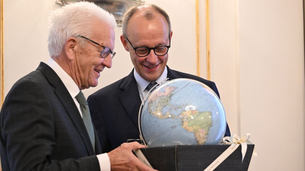 Kretschmann schenkte Merz einen Globus - weil ein Kanzler ja auch Weltpolitik mache. Kretschmann schenkte Merz einen Globus - weil ein Kanzler ja auch Weltpolitik mache.