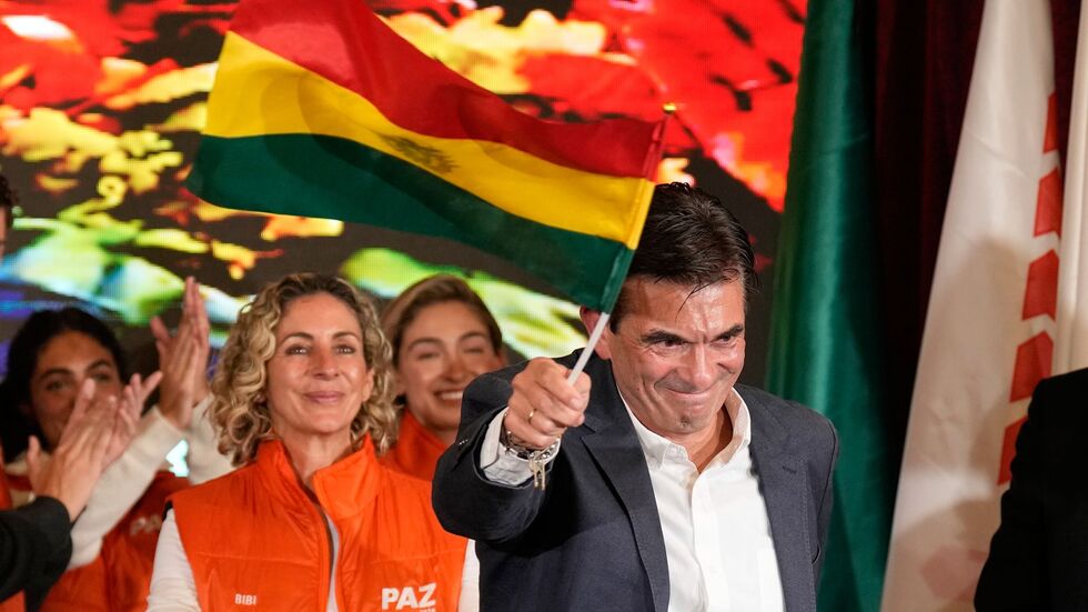 «Es lebe das Vaterland, verdammt noch mal!», rief Paz der Menge zu. «Es lebe das Vaterland, verdammt noch mal!», rief Paz der Menge zu.