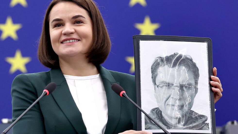 Die belarussische Oppositionsführerin Swetlana Tichanowskaja zeigt ein Bild von Andrzej Poczobut.  Die belarussische Oppositionsführerin Swetlana Tichanowskaja zeigt ein Bild von Andrzej Poczobut.