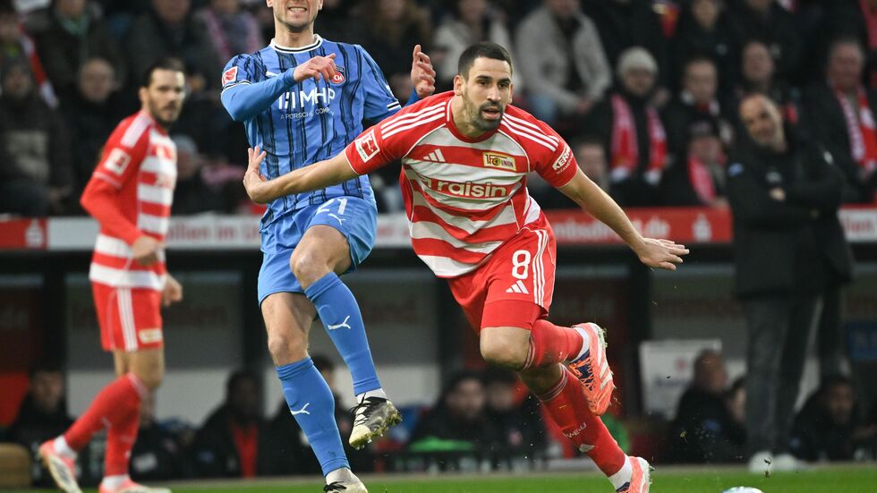 Berlins Torschütze Rani Khedira im Duell mit dem Heidenheimer Adrian Beck.