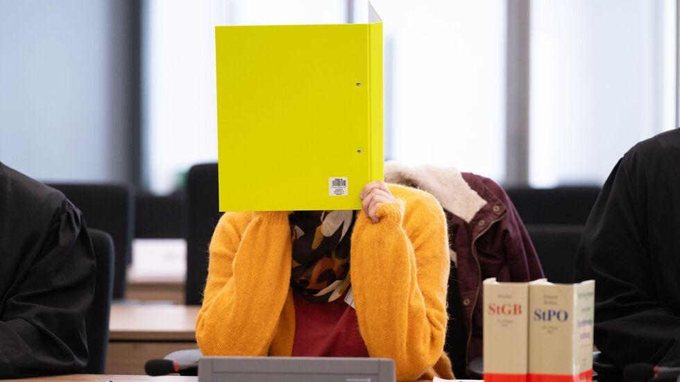 Susann E., mutmaßliche Helferin der Neonazi-Terrorzelle Nationalsozialistischer Untergrund, schweigt zu Beginn des Prozesses am Dresdner Oberlandesgericht. 