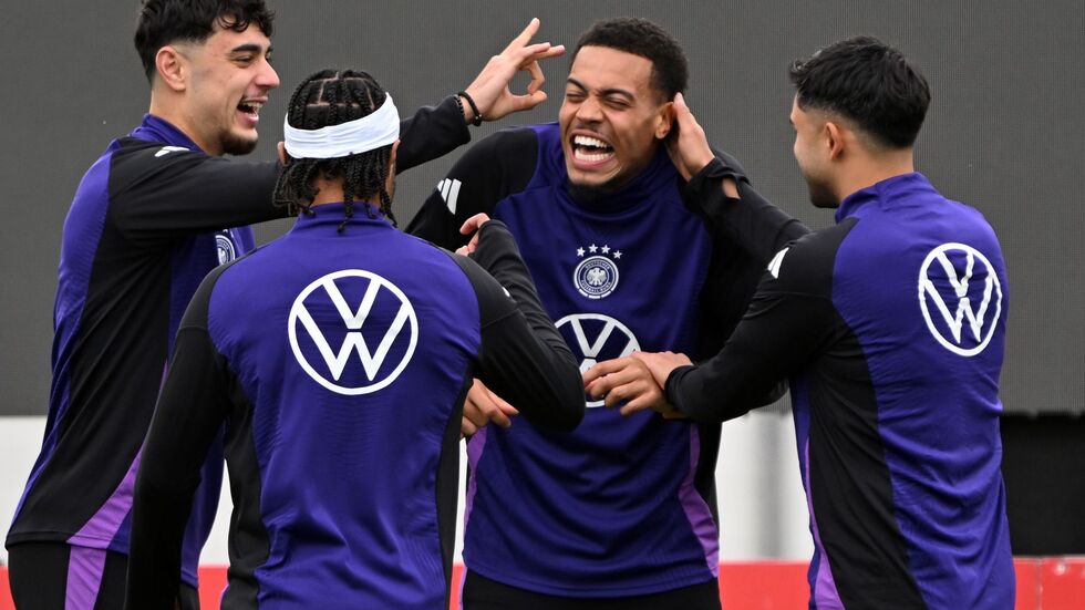 Gute Laune beim Abschlusstraining mit dem Bayern-Duo Aleksandar Pavlovic, Serge Gnabry, Dortmunds Felix Nmecha und dem Mainzer Nadiem Amiri (v.l.). Gute Laune beim Abschlusstraining mit dem Bayern-Duo Aleksandar Pavlovic, Serge Gnabry, Dortmunds Felix Nmecha und dem Mainzer Nadiem Amiri (v.l.).