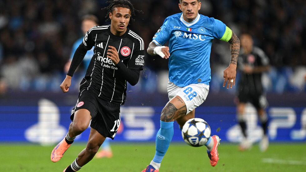 Eintracht Frankfurt um Jean-Mattéo Bahoya (l) kam offensiv in der ersten Hälfte gegen die SSC Neapel überhaupt nicht zur Geltung. Eintracht Frankfurt um Jean-Mattéo Bahoya (l) kam offensiv in der ersten Hälfte gegen die SSC Neapel überhaupt nicht zur Geltung.