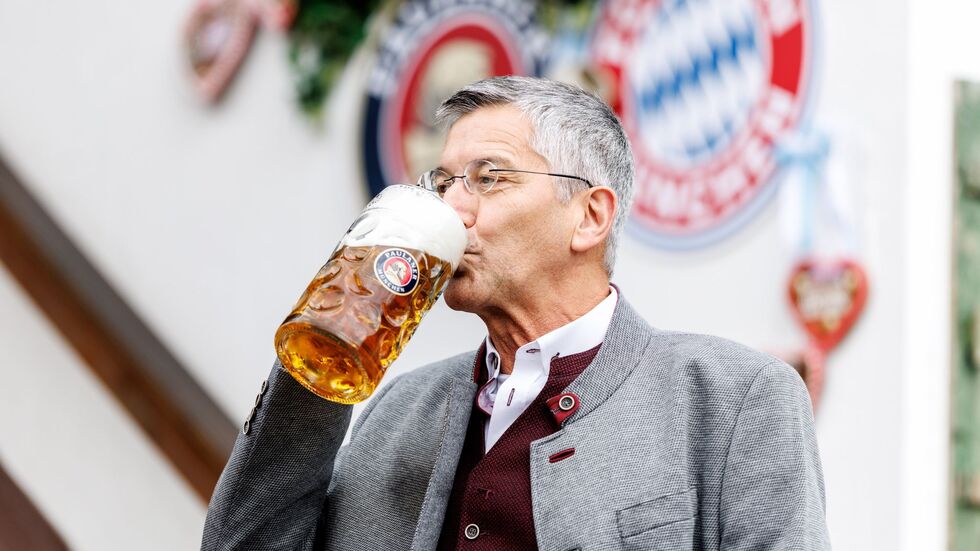 Durfte auch auf eine Super-Serie des FC Bayern anstoßen: Präsident Herbert Hainer. Durfte auch auf eine Super-Serie des FC Bayern anstoßen: Präsident Herbert Hainer.