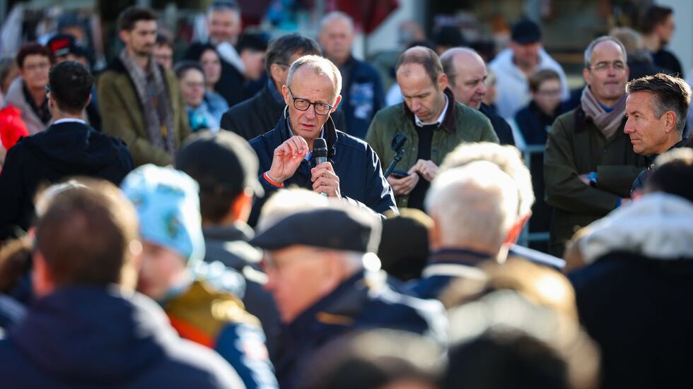 CDU-Chef Merz spricht in Meschede mit Bürgern.  CDU-Chef Merz spricht in Meschede mit Bürgern.