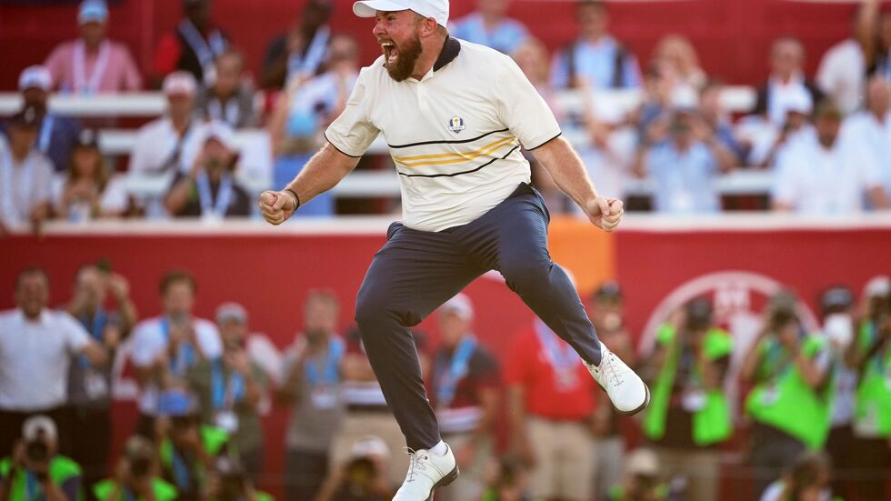 Der Sprung nach dem entscheidenden Putt: Shane Lowry bejubelt die Titelverteidigung im Ryder Cup. Der Sprung nach dem entscheidenden Putt: Shane Lowry bejubelt die Titelverteidigung im Ryder Cup.
