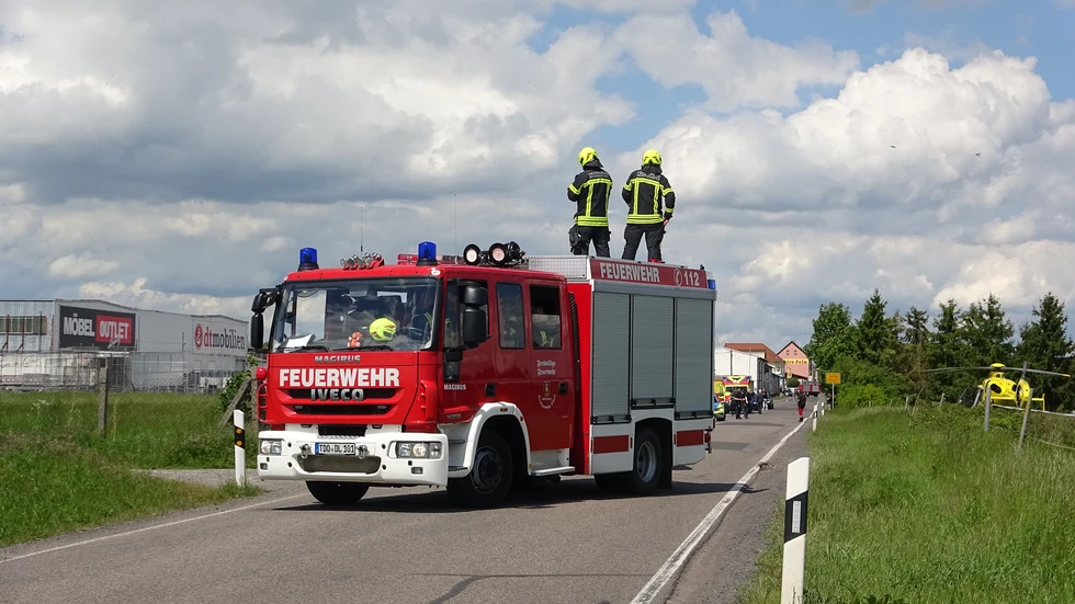 Die Feuerwehr wurde am Sonntag gegen 13 Uhr alarmiert. Die Feuerwehr wurde am Sonntag gegen 13 Uhr alarmiert.