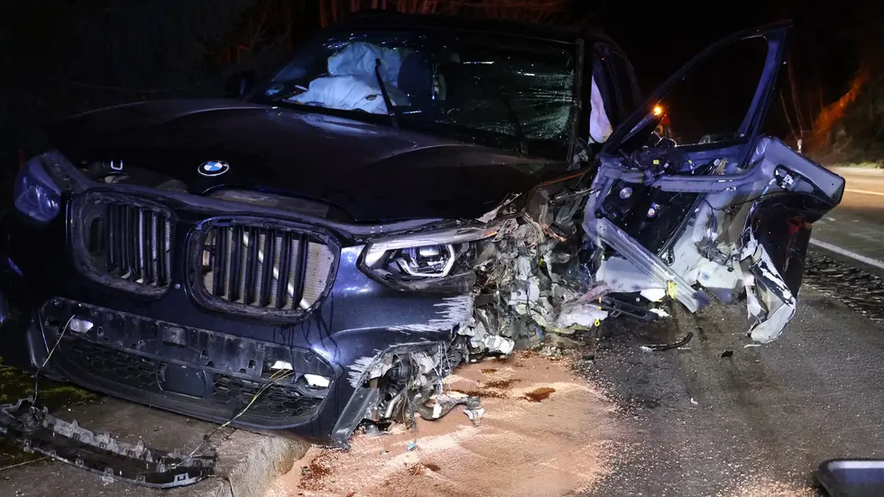 Am BMW entstand enormer Sachschaden. 