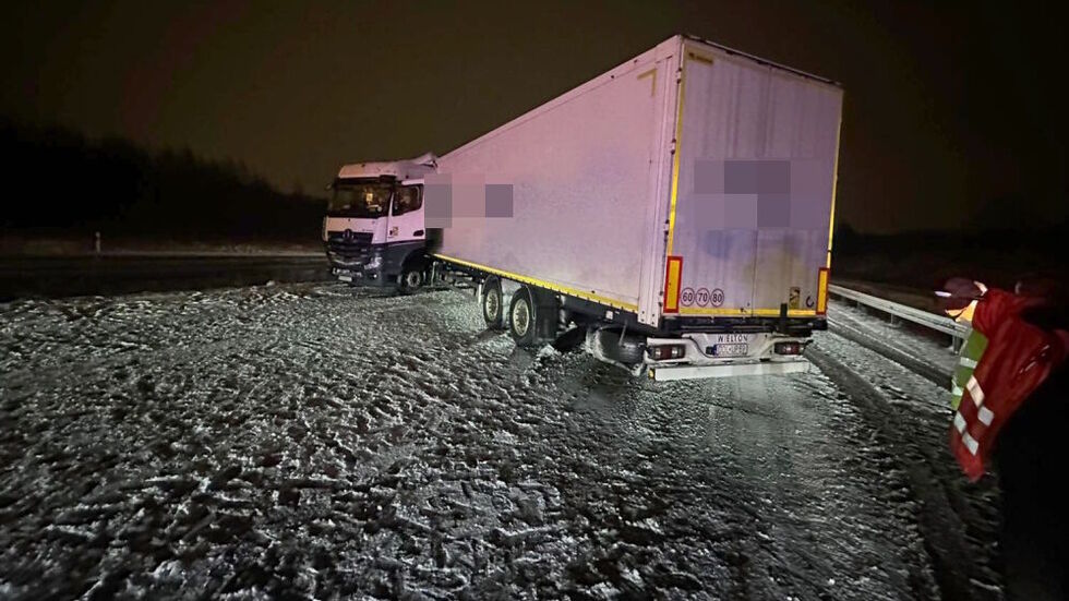 Der Laster stellte sich über alle drei Fahrspuren quer. Der Laster stellte sich über alle drei Fahrspuren quer.