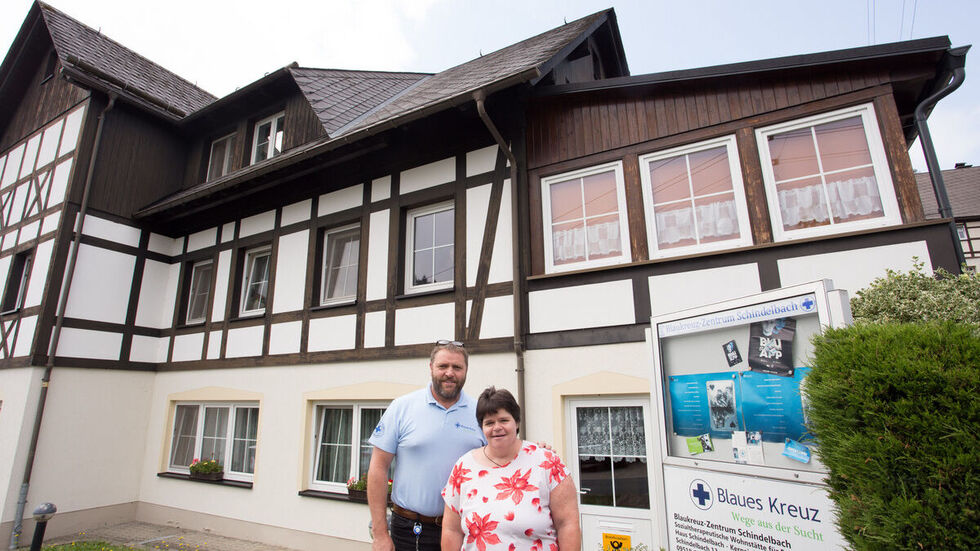 Udo Glöckner und Heike W. vor dem Blaukreuz-Zentrum in Schindelbach. © Jan Görner Udo Glöckner und Heike W. vor dem Blaukreuz-Zentrum in Schindelbach. © Jan Görner