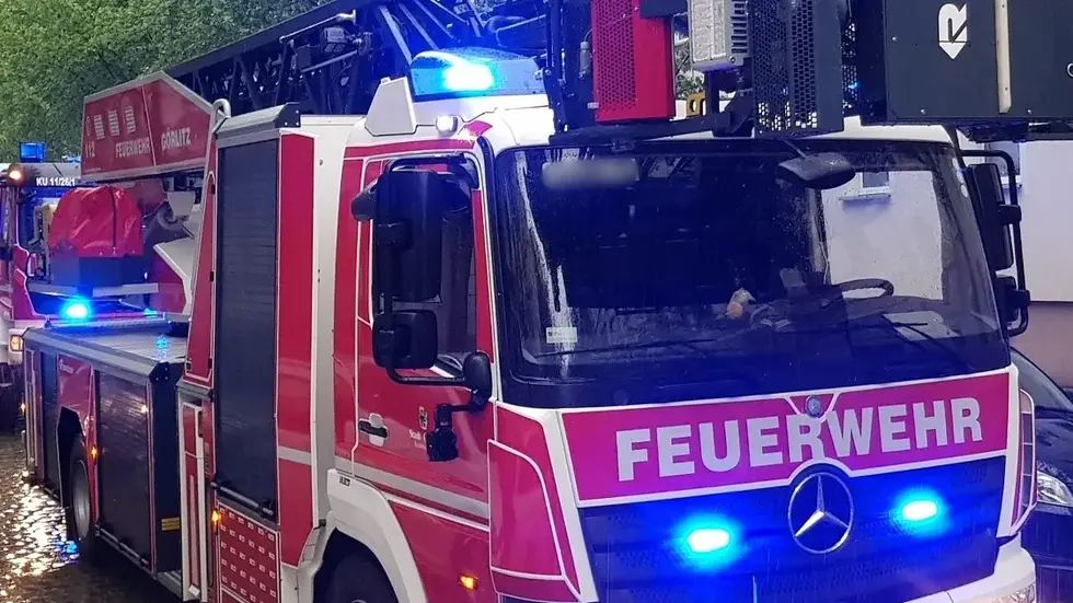 Mit so einem Drehleiter-Fahrzeug wurde der Feuerwehrmann geblitzt (Symbolbild).
