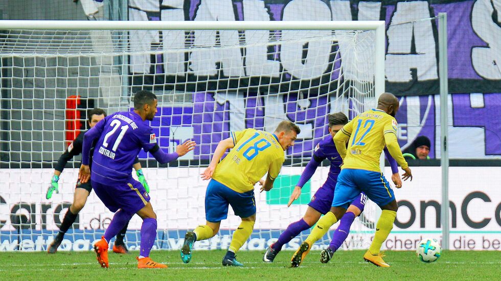 Erzgebirge Aue verliert zu Hause mit 1:3 gegen Braunschweig (Foto: imago/Kruczynski) Erzgebirge Aue verliert zu Hause mit 1:3 gegen Braunschweig (Foto: imago/Kruczynski)