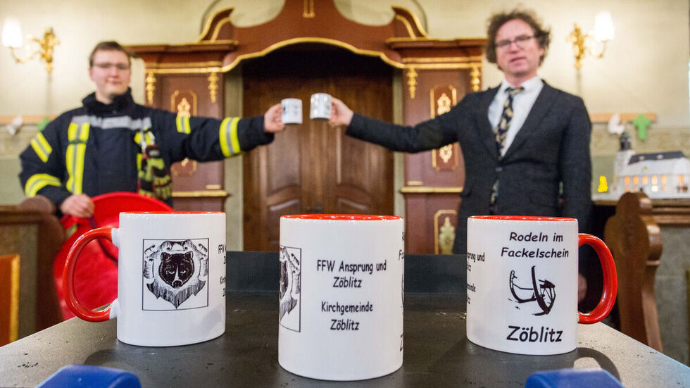 Pfarrer Wolfram Rohluff und Jugendfeuerwehrwart Sebastian Arnold (v.r.) mit den Tassen für den guten Zweck. Pfarrer Wolfram Rohluff und Jugendfeuerwehrwart Sebastian Arnold (v.r.) mit den Tassen für den guten Zweck.