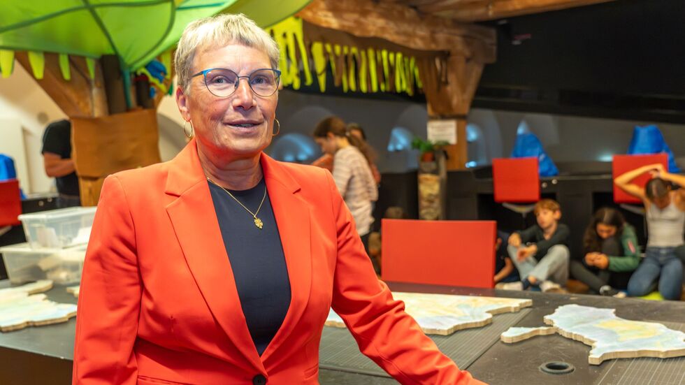 terra-mineralia-Geschäftsführerin Andrea Riedel freut sich über die Auszeichnung für Familienfreundlichkeit. Hier bei einer Führung für eine Schulklasse der Freien Waldorfschule Dresden.