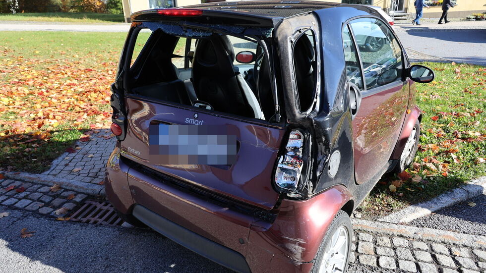 Beim Aufprall wurde die Smart-Fahrerin verletzt.