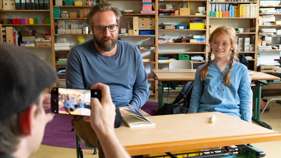 Ingo Kleinelt alias Schauspieler Johannes Kühn mit Karla, die ihm hilft, erzgebirgisch zu lernen. Ingo Kleinelt alias Schauspieler Johannes Kühn mit Karla, die ihm hilft, erzgebirgisch zu lernen.