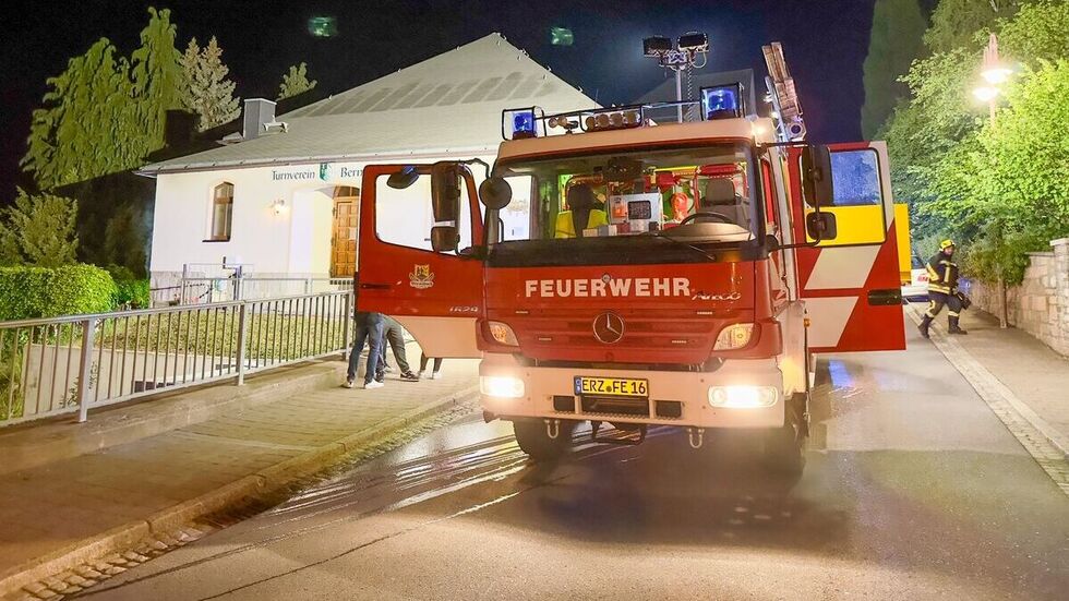 Die Feuerwehr konnte ein Übergreifen des Feuers auf die Turnhalle abwenden. Die Feuerwehr konnte ein Übergreifen des Feuers auf die Turnhalle abwenden.