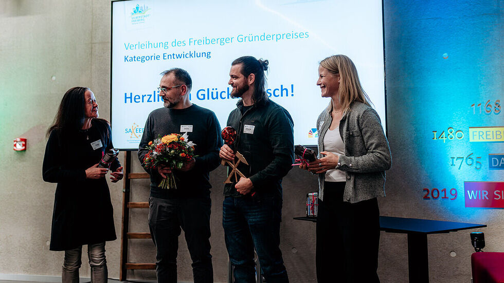 Über Online-Abstimmungen konnten die Freiberger ihr Lieblings-Geschäft auswählen: Gewinner der Kategorie "Entwicklung" sind Albrecht Holländer und Stefan Bornkampf mit dem Bergstadtatelier. Über Online-Abstimmungen konnten die Freiberger ihr Lieblings-Geschäft auswählen: Gewinner der Kategorie "Entwicklung" sind Albrecht Holländer und Stefan Bornkampf mit dem Bergstadtatelier.