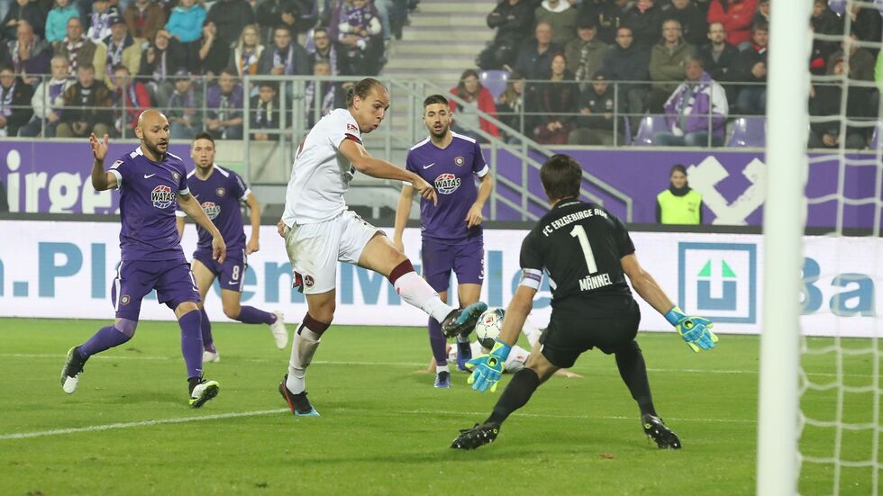 Martin Männel kann das 0:1 nicht verhindern. Am Ende wird der Kapitän aber zum Auer Matchwinner.
