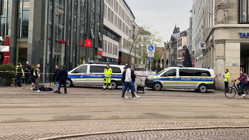Die Zufahrt zur Grimmaischen Straße vom Leipziger Augustusplatz aus am Tag danach - hier raste der Amokfahrer (33, deutsch) am späten Montagnachmittag (kurz vor 17 Uhr) hinein.