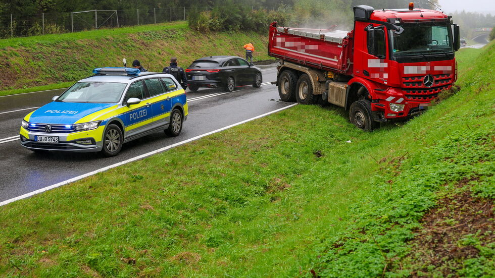 Wieso der LKW-Fahrer die Kontrolle verlor, ist noch unklar. Wieso der LKW-Fahrer die Kontrolle verlor, ist noch unklar.