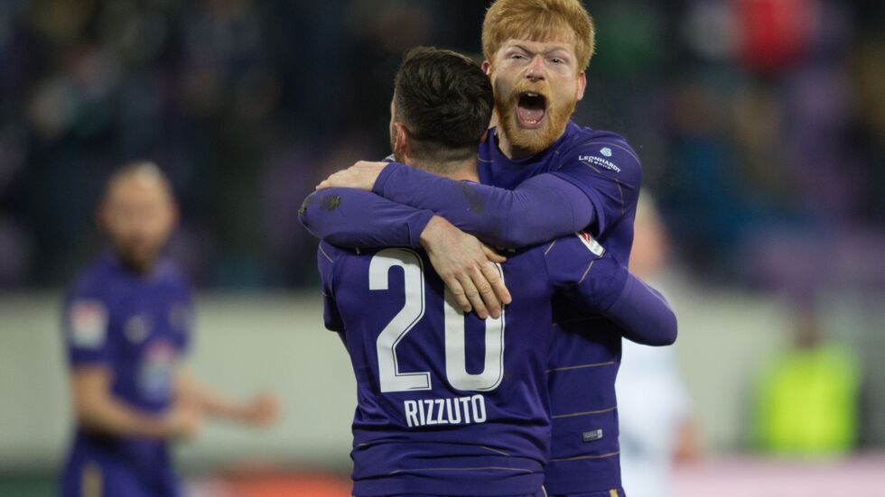 Aues Fabian Kalig (r) jubelt nach dem Spiel mit Aues Calogero Rizzuto Foto: (c) Sebastian Kahnert/dpa
