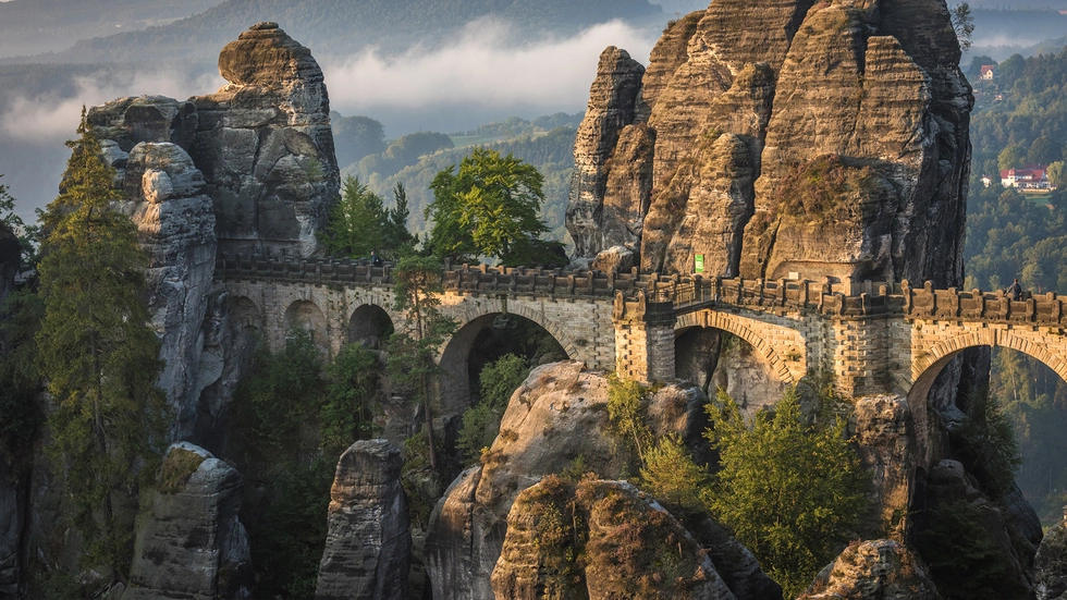 Die Basteibrücke zieht jedes Jahr unzählige Touristen an 