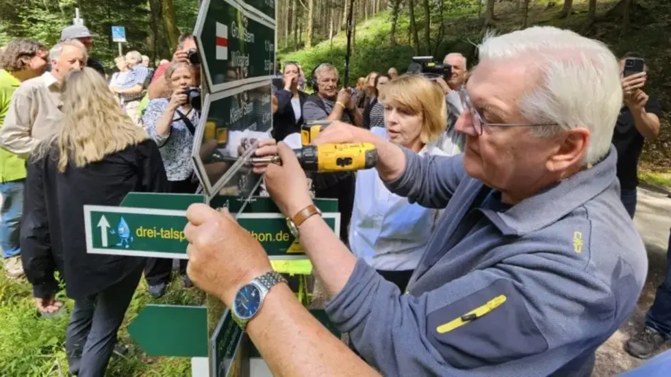 Als Schirmherr des Deutschen Wanderverbandes schraubt der Bundespräsident eine neue Wegemarkierung für den europäischen Fernwanderweg E3 an einen Wegweiser und würdigte damit stellvertretend das Engagement der vielen Ehrenamtlichen.