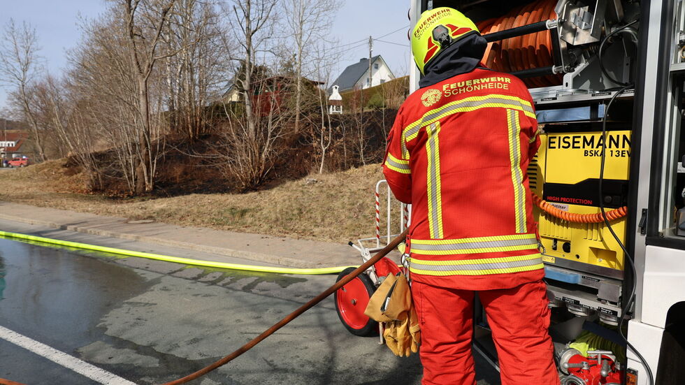 Die Einsatzkräfte gingen mit zwei Angriffstrupps zur Brandbekämpfung vor. 