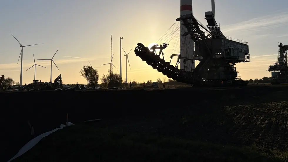 Im Sonnenaufgang begann die Übersetzung des Koloss. Im Sonnenaufgang begann die Übersetzung des Koloss.