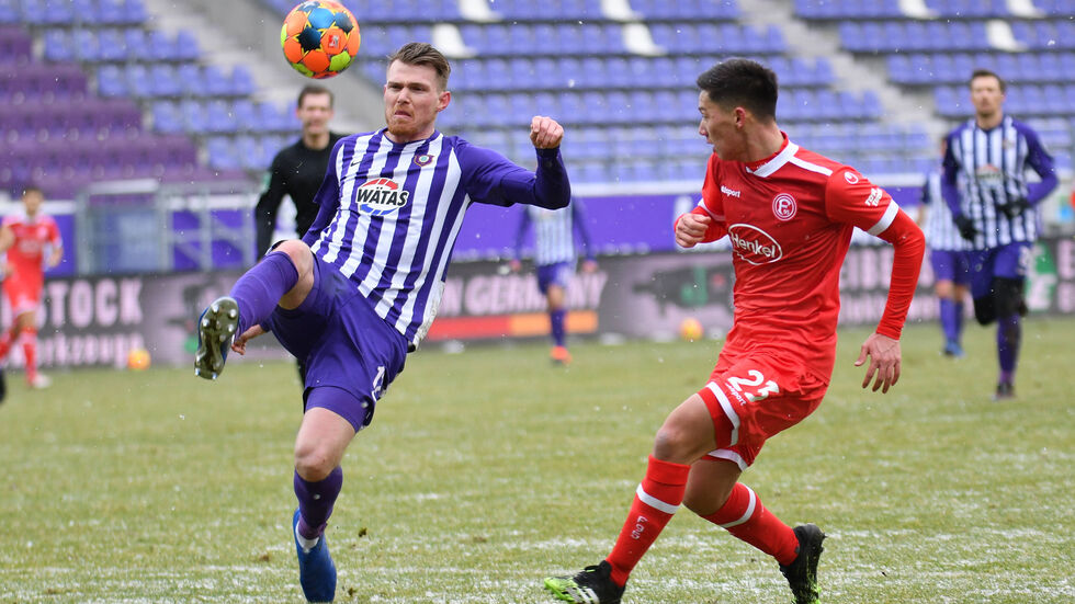 Steve Breitkreuz im Zweikampf mit Düsseldorfs Shinta Appelkamp  