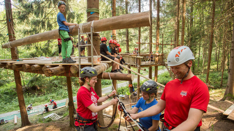 Gemeinsam wird Hand in Hand am Baumhaus gewerkelt. Gemeinsam wird Hand in Hand am Baumhaus gewerkelt.