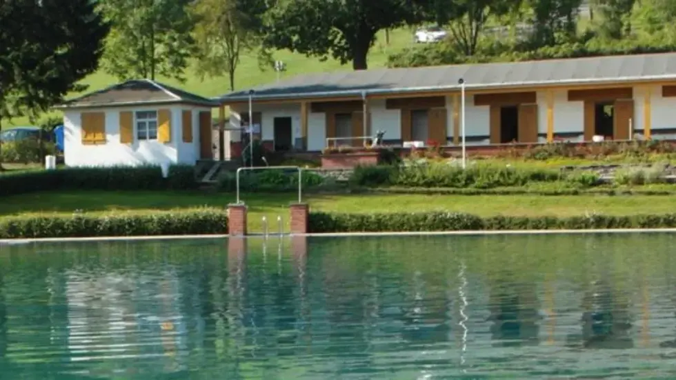 Das Schwimmbecken im Freibad Mildenau.