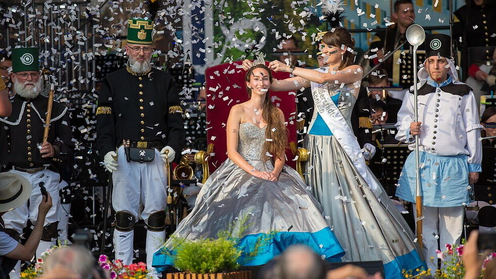 Die 2. Silberstadt-Königin Celine (l.) bei ihrer Krönung zum 35. Bergstadtfest mit der 1. Silberstadt-Königin Julia.