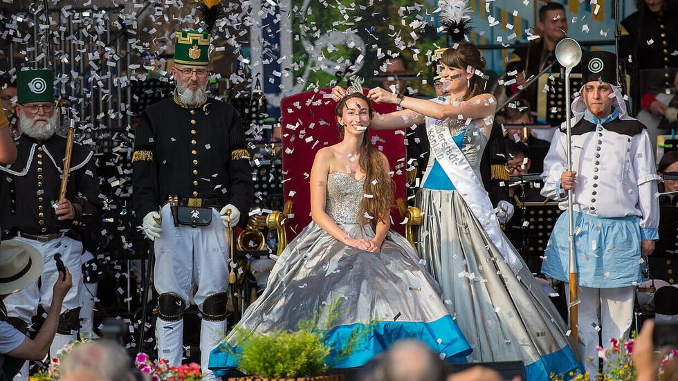 Die 2. Silberstadt-Königin Celine (l.) bei ihrer Krönung zum 35. Bergstadtfest mit der 1. Silberstadt-Königin Julia.