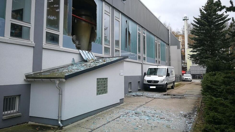 Scheiben waren zerborsten durch die Druckwelle bei der Explosion. Foto © FFW Ehrenfriedersdorf.